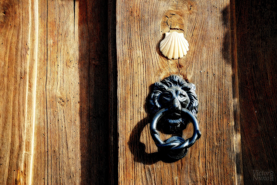 Photograph: Pilgrim shell and door knocker by Victor Nuno